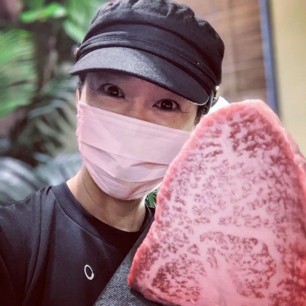 友三角（トモサンカク）捌きたての塊肉を半分にカット上ロースでご提供いたします。